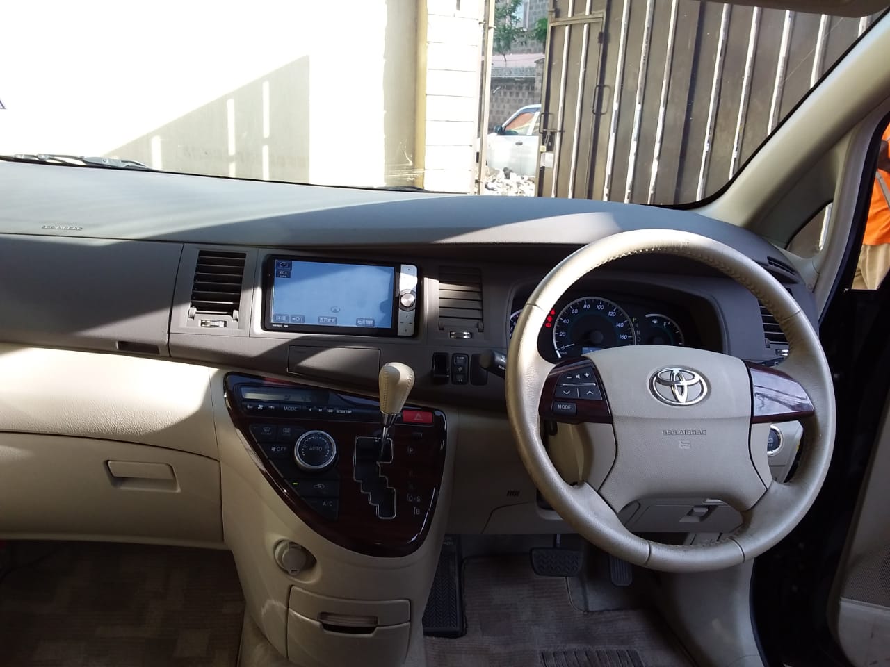 Toyota isis салон